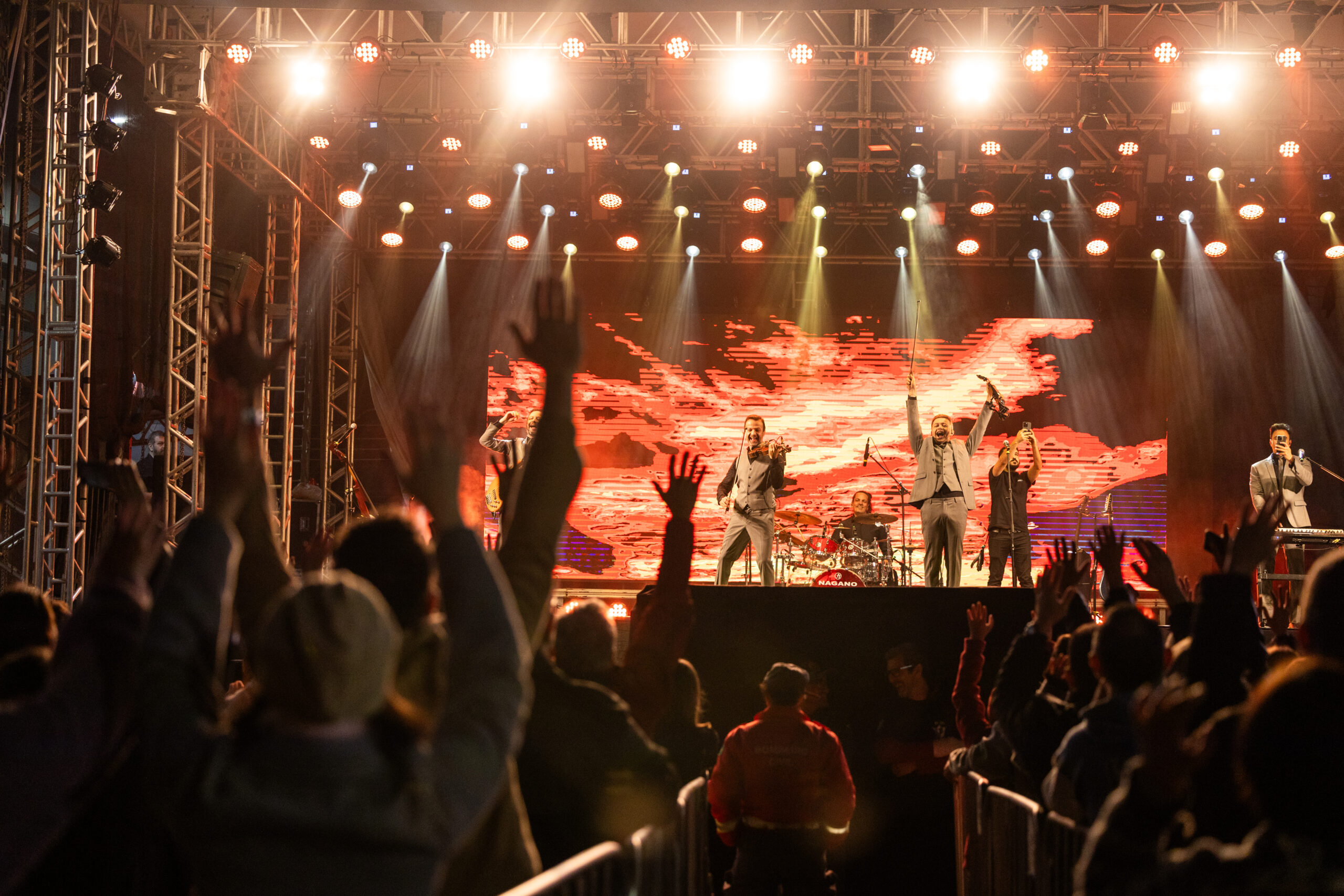 Primeira noite do Festival de Inverno de Amparo é de Clayton e Romário, artistas de Amparo, gastronomia e diversão para a criançada