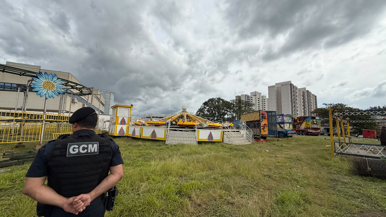 Prefeitura fiscaliza instalação de parque de diversões em Amparo